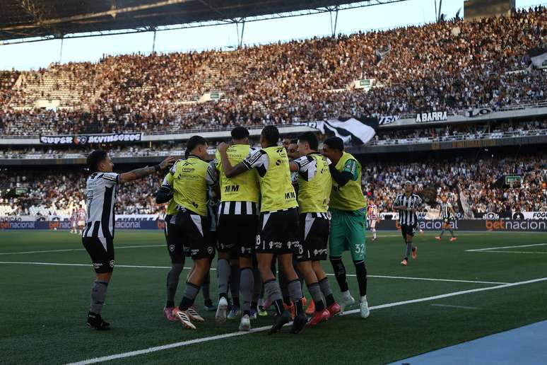Botafogo comemorando a vitória sobre o Fortaleza 