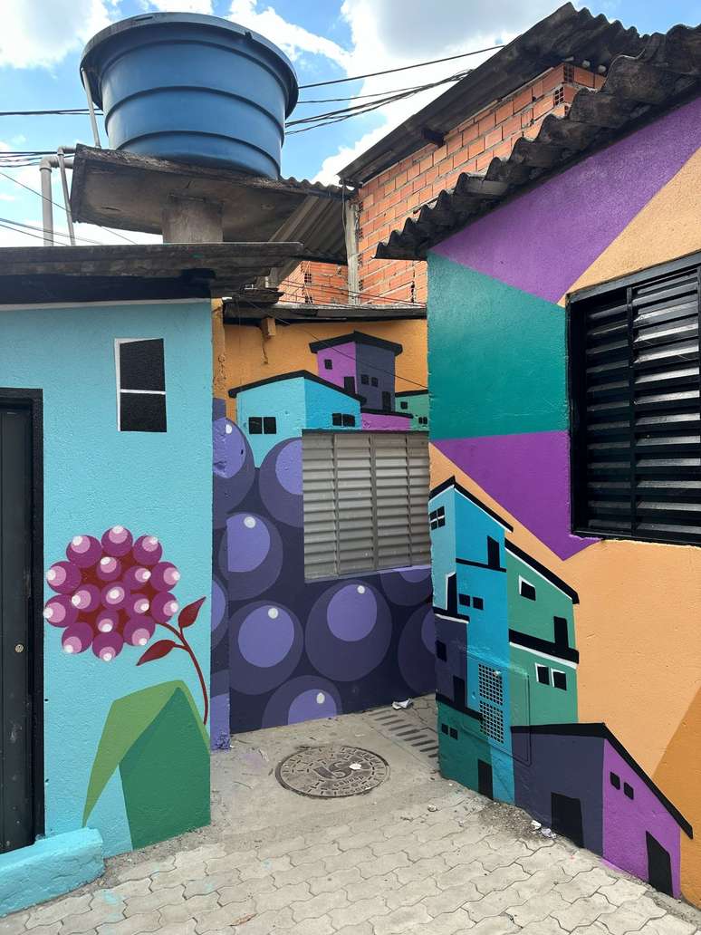 A comunidade apoiou o trabalho guardando os materiais do grafiteiros, e cercando os artistas de gentilezas como cafezinho e água.