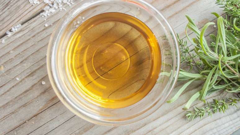 A seleção do vinagre ideal deve considerar o perfil de sabor desejado, o tipo de preparo culinário e a preferência por métodos artesanais ou orgânicos – depositphotos.com / dani.ronneberg