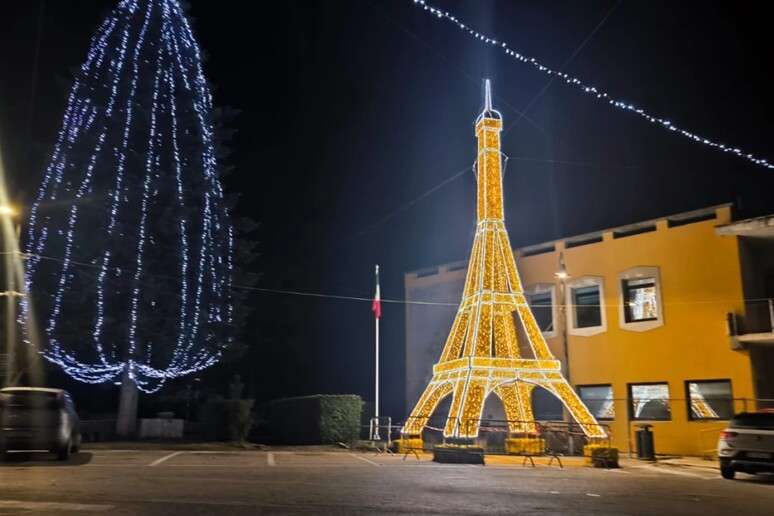 Réplica de monumento francês tem 11 metros de altura