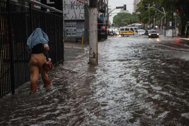 Forte chuva atingiu zona sul da cidade de SP.