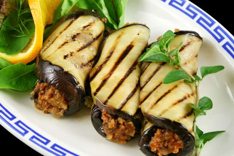 Rolinho de berinjela com carne moída 