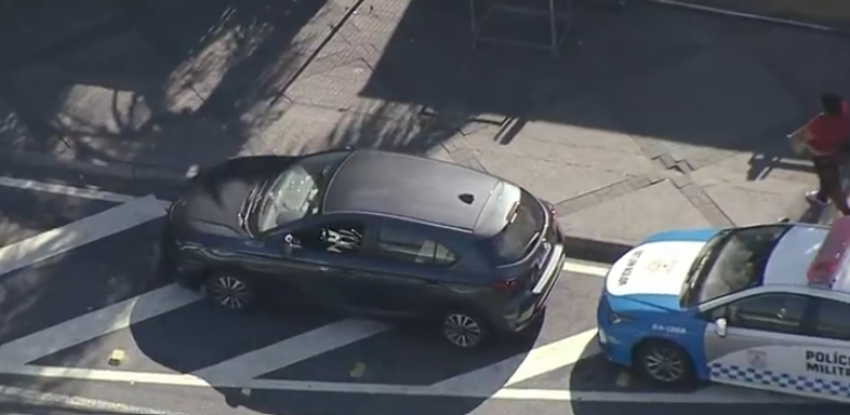 Carro foi alvejado por criminosos na Barra da Tijuca