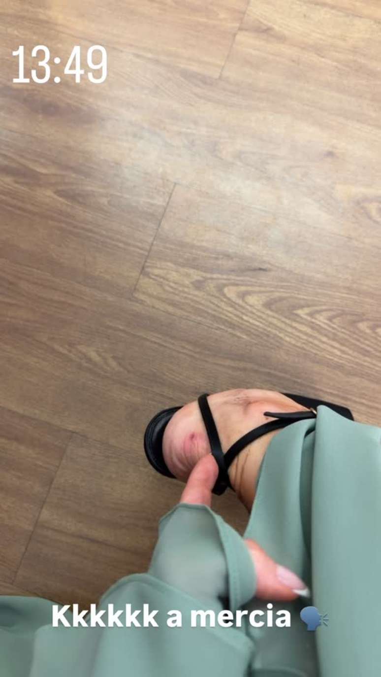 Virginia mostra pé machucado após ensaio de rua na Grande Rio