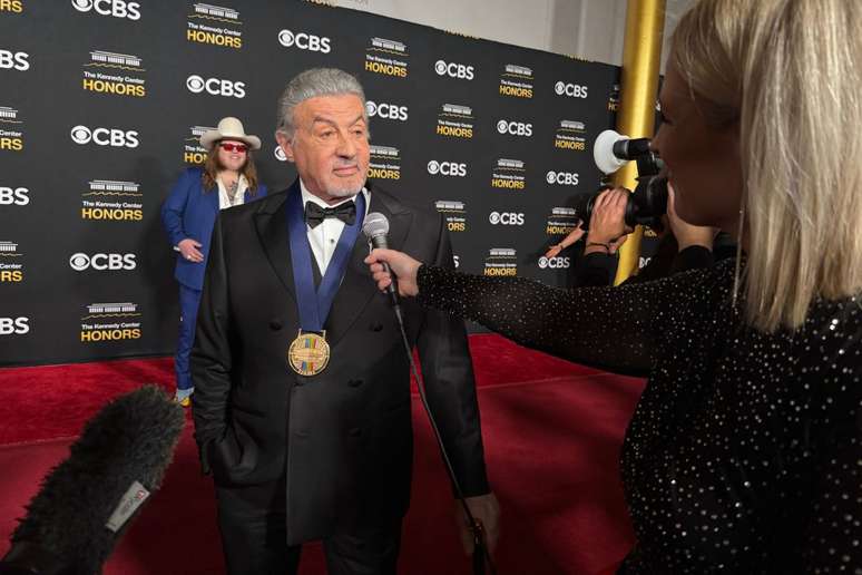 Sylvester Stallone usa bengala durante evento