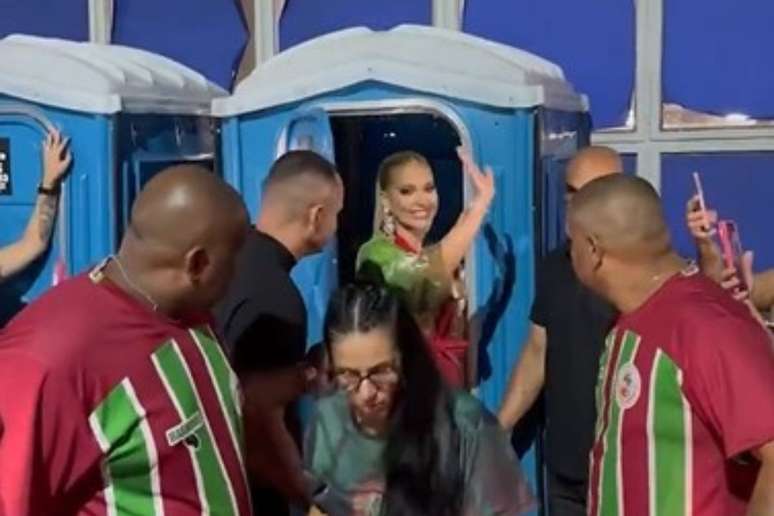 Virginia Fonseca deixa sanitário para retornar ao ensaio da Grande Rio