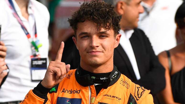 Lando Norris celebra pole após vencer corrida