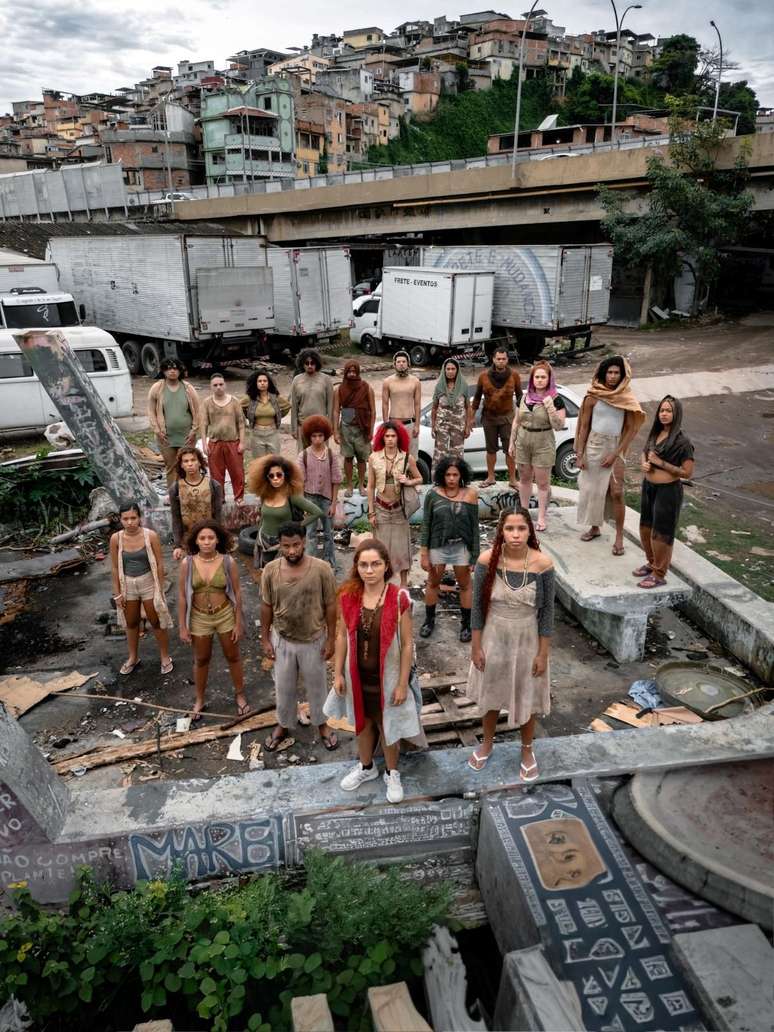 Pe&ccedil;a leva ao palco a vis&atilde;o dos que tiveram a liberdade de express&atilde;o brutalmente silenciada pelo Estado com a militariza&ccedil;&atilde;o da Mar&eacute;, no Rio de Janeiro.