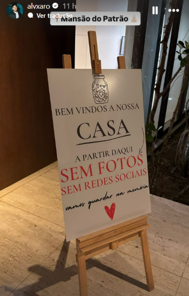 Placa na entrada da casa de Luciano Huck