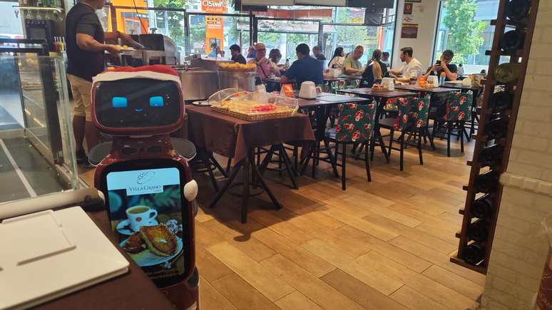 Padaria na Zona Sul de São Paulo já conta com três garçons robôs