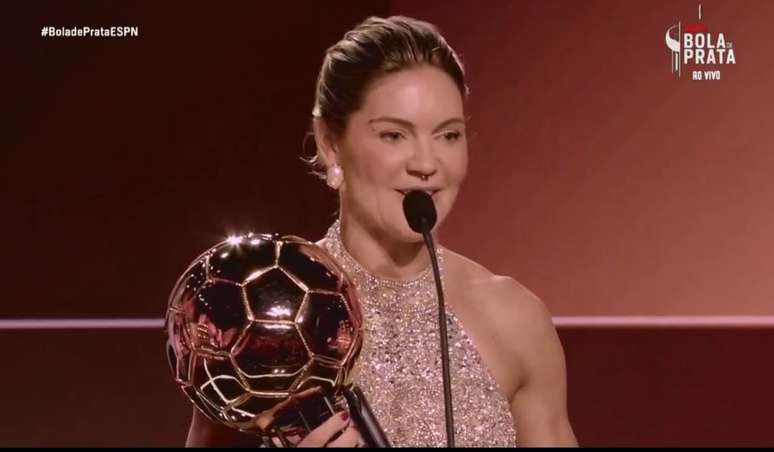 Gabi Zanotti recebe a Bola de Ouro, da ESPN