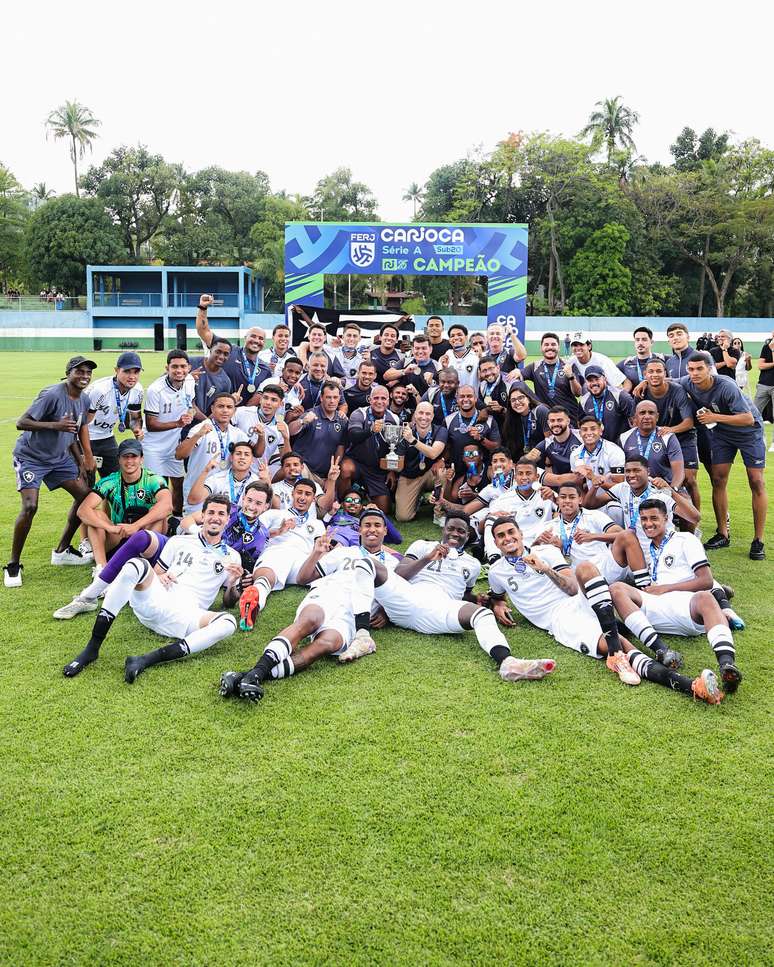 Botafogo comemorando a conquista do Carioca sub-20 