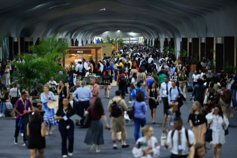 42 ஆயிரத்துக்கும் மேற்பட்ட மக்கள் பெலமில் உள்ள அதிகாரப்பூர்வ COP இடமான நீல மண்டலத்தில் புழக்கத்திற்கு ஒரு உடல் பேட்ஜைப் பெற்றனர்.