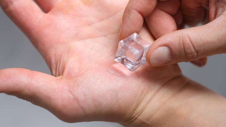 A ideia de aplicar gelo em uma picada de escorpião ou de aranha costuma surgir pela associação entre frio e alívio da dor ou do inchaço. Porém, nessas situações, a lógica do tratamento é diferente – depositphotos.com / marketing.lasers@ya.ru