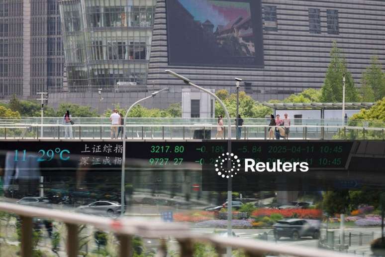 Telão com cotações acionárias em Xangai
11/04/2025. REUTERS/Go Nakamura  