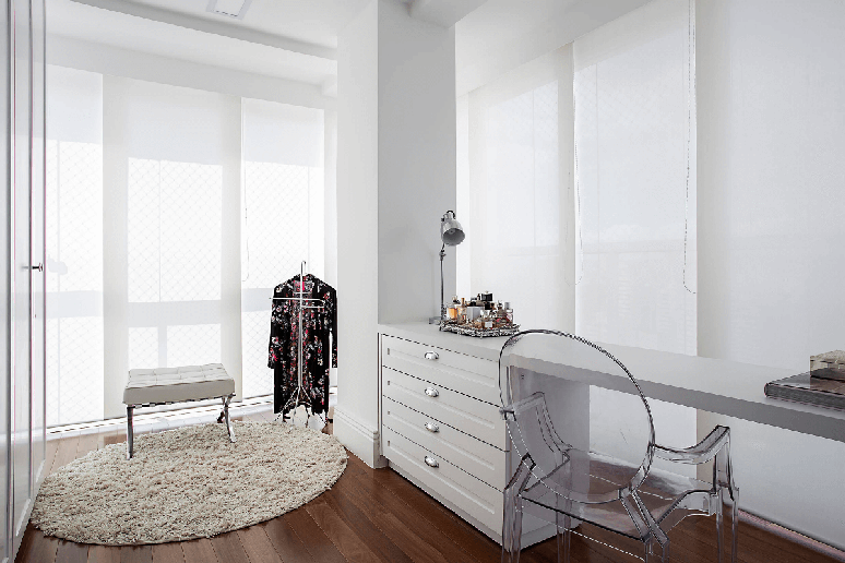 O branco no closet reforça a luminosidade Projeto: Camila Palladino |