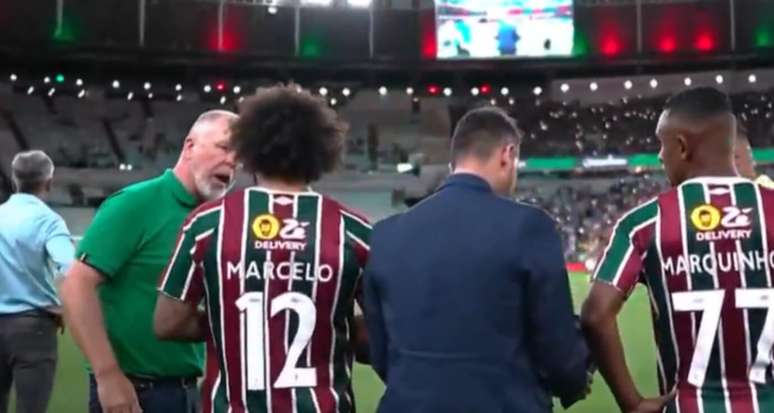 Técnico e lateral-esquerdo discutiram à beira do campo –
