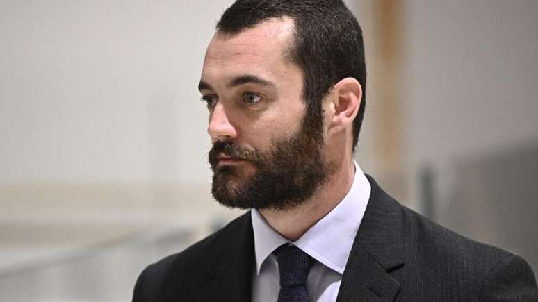 Louis Sarkozy, filho do ex-presidente francês, no final do julgamento do pai por financiamento ilegal de campanha (25 de setembro de 2025).