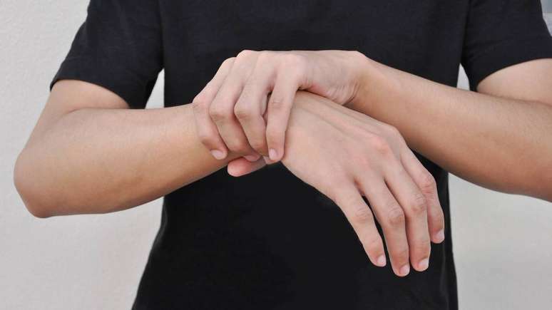 Na avaliação clínica, o neurologista costuma observar a presença de fraqueza flutuante, principalmente em musculatura ocular e facial, além de testar a resistência com movimentos repetidos – depositphotos.com / pink-pin.live.com