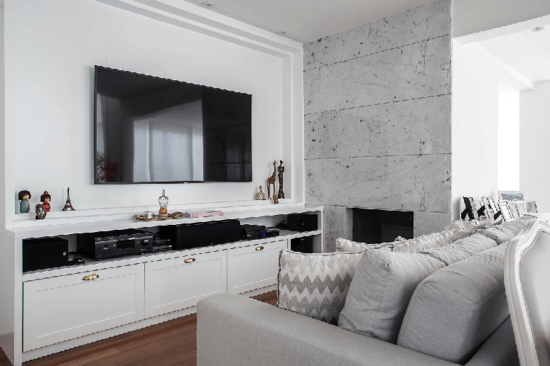 Na sala de estar, o branco traz a sensação de calma Projeto: Camila Palladino |