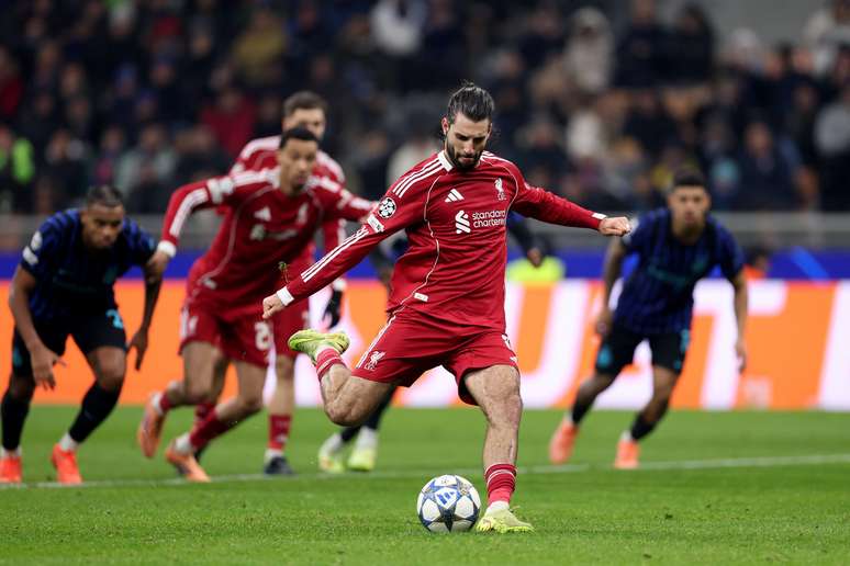 Szoboszlai batendo o pênalti 