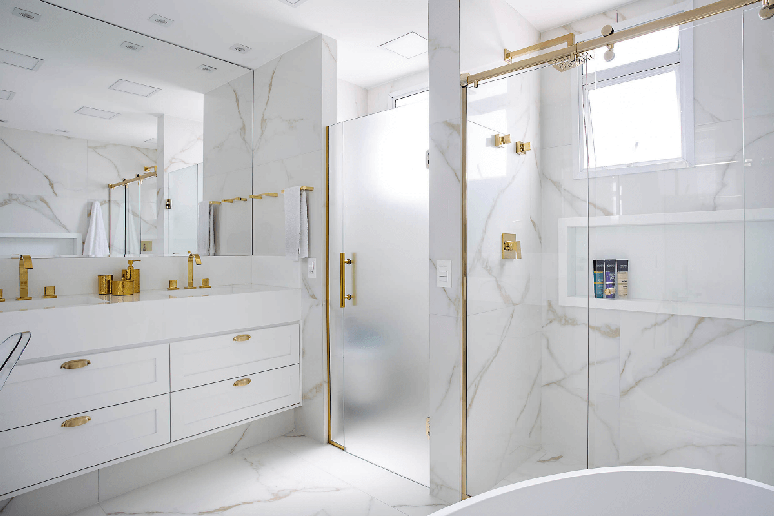 No banheiro, o branco pode ser usado como o protagonista do ambiente Projeto: Camila Palladino |