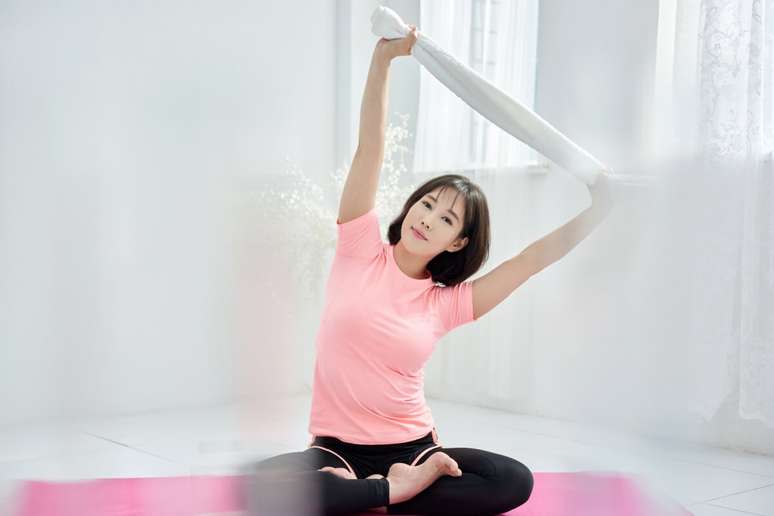 Alongamentos podem ser feitos com uma toalha para aliviar tensão na coluna, na cintura e nas costelas 