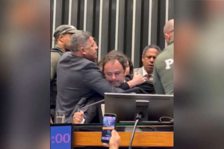 Glauber Braga ocupou cadeira do presidente da Casa, Hugo Motta