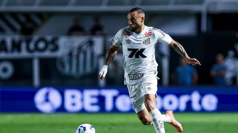 Guilherme playing in a Santos match