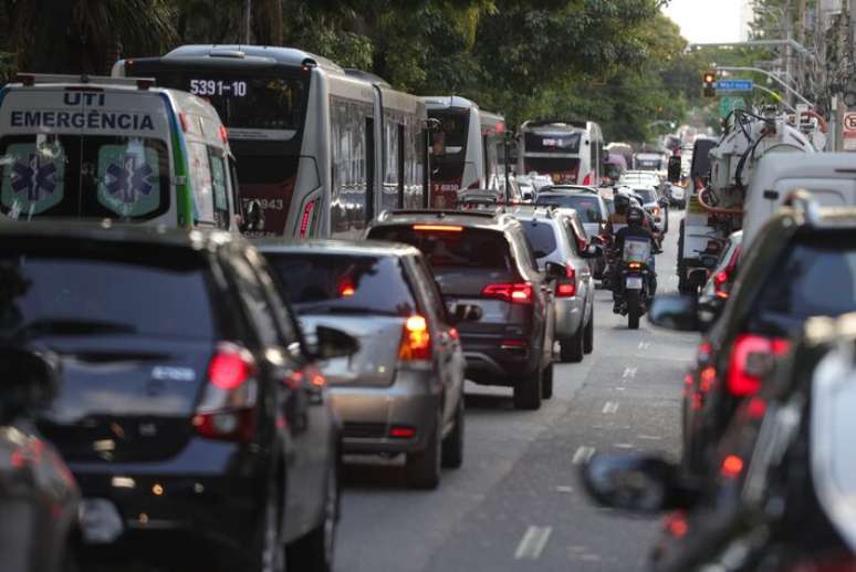 Ônibus começaram a ser retirados de circulação a partir das 16h em diferentes regiões da cidade.