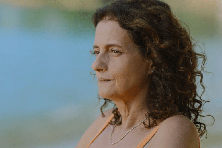 “Livros Restantes” mostra uma mulher que devolve livros aos antigos donos antes de se mudar para Portugal 