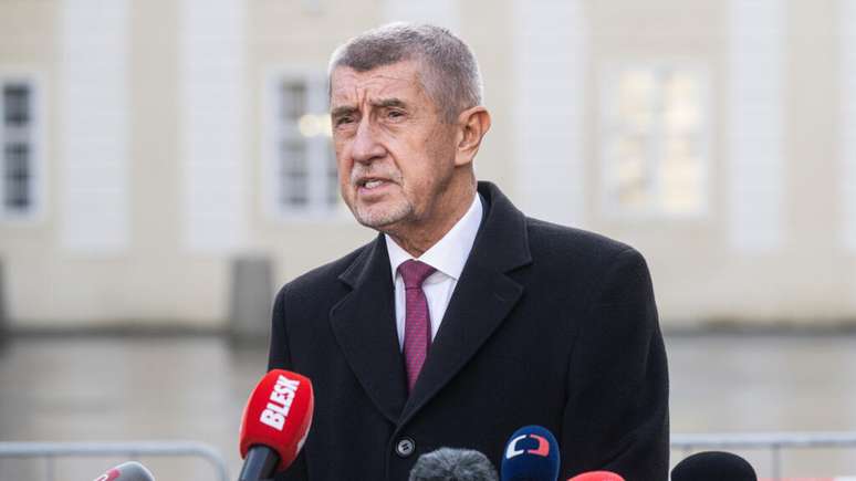 O novo primeiro-ministro da República Tcheca, Andrej Babis, fala com a imprensa após cerimônia de posse em Praga, em 9 de dezembro de 2025.