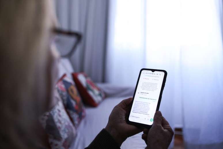 A aposentada Rosely Calvo, 72 anos, perdeu R$ 3 mil após ser vítima de um estelionato virtual.