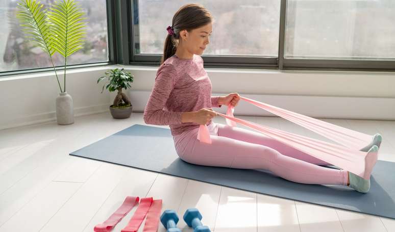 Pilates com pesos para iniciantes: nove exercícios simples para fortalecer todo o corpo, ideal para pessoas com mais de 50 anos.