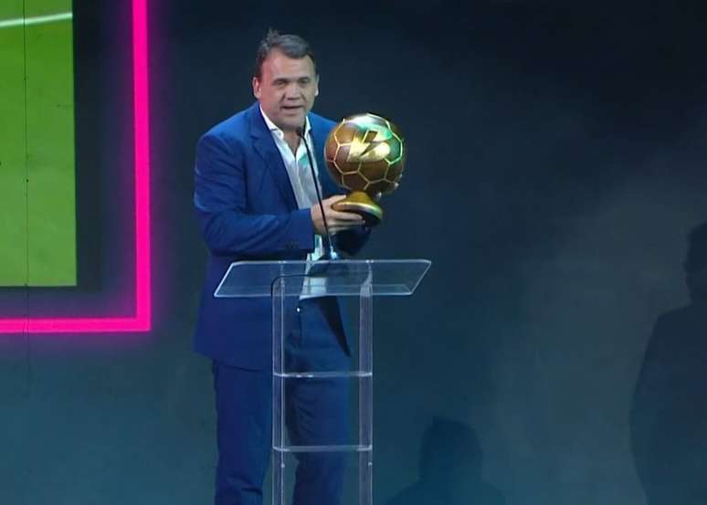 Petkovic received the award on behalf of Arrascaeta –