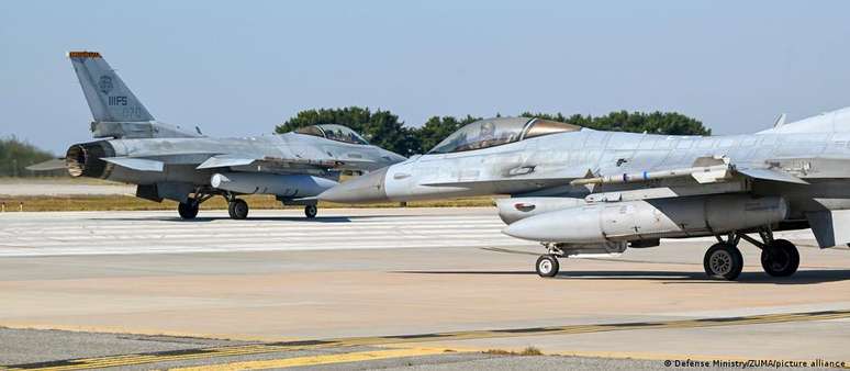 Caças sul-coreanos em base aérea em foto de arquivo