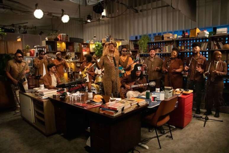Liniker e banda durante apresentação no Tiny Desk Brasil