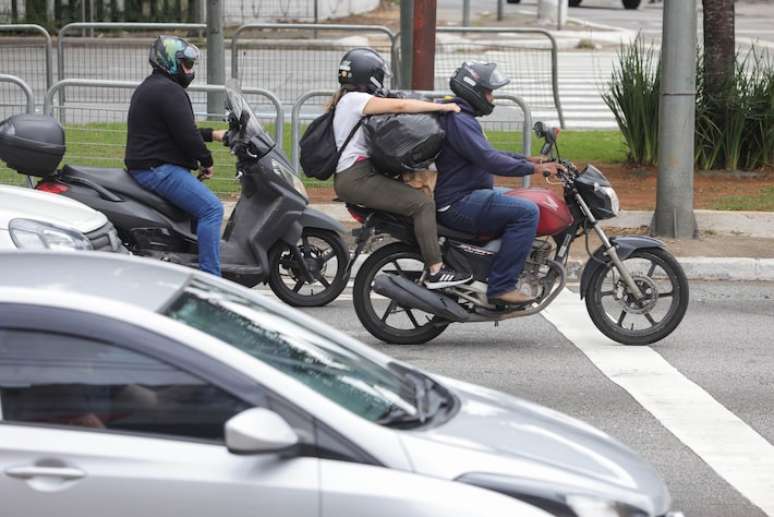 கடுமையான மீறல்கள் மற்றும் ஆபத்தான நடத்தைகளை வெளிப்படுத்தும் ஓட்டுநர்களின் கணக்குகள் செயலிழக்கப்படும் என்று நிறுவனங்கள் கூறுகின்றன.