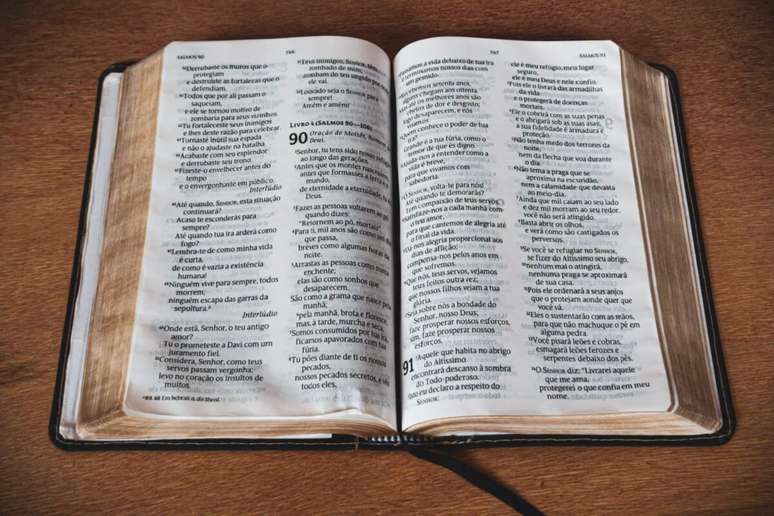 Ler e fazer uma reflexão sobre o Salmo 90 é uma das formas de os capricornianos se conectarem com o anjo Cassiel 