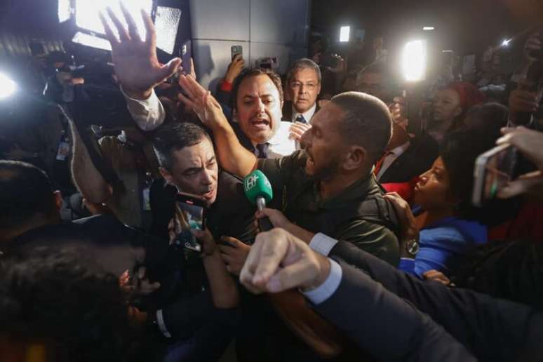 Deputado federal Glauber Braga na saída do plenário da Câmara após ter sido retirado à força pela Polícia Legislativa da Mesa Diretora