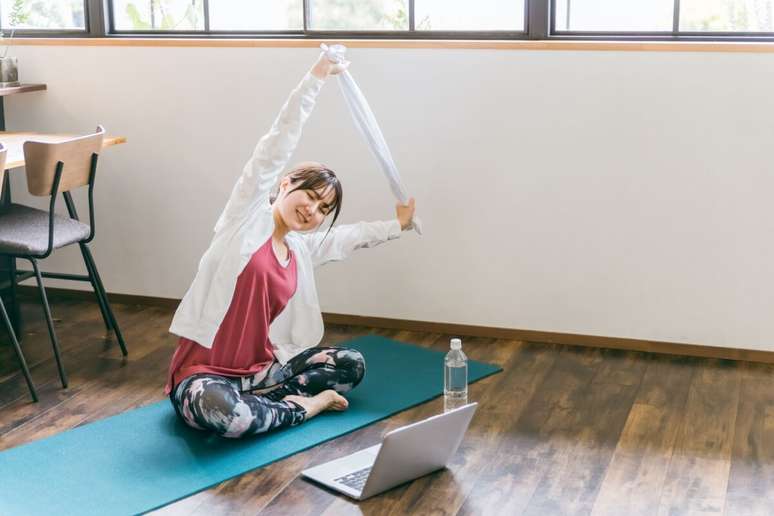 Exercícios podem ser feitos com miniband e toalha para manter o corpo ativo e prevenir dores durante as férias