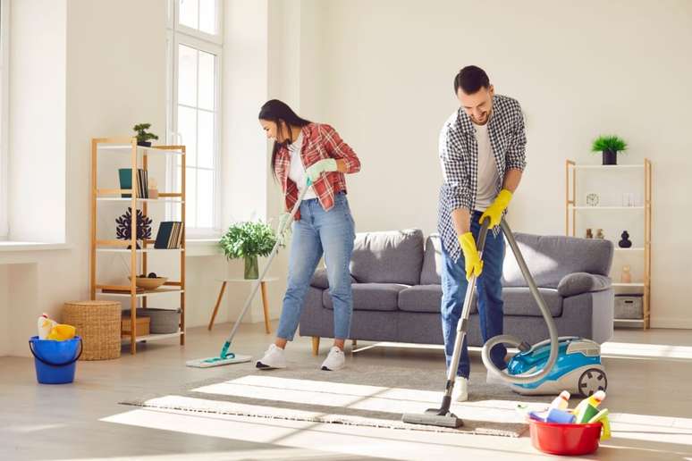 Para garantir que as energias estejam livres para circular, a faxina deve ser feita com atenção, passando por todos os cantos da casa 