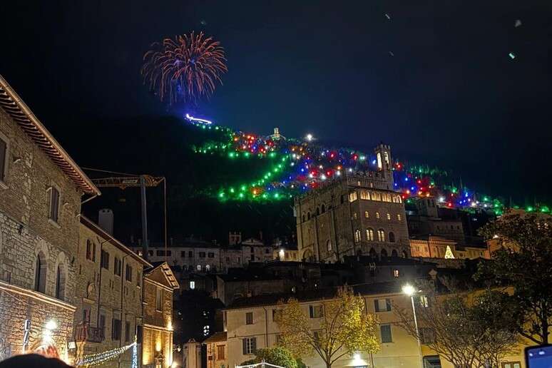 Maior árvore de Natal do mundo ilumina Monte Ingino, em Gubbio