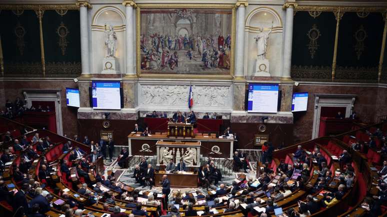 Deputados franceses reunidos na Assembleia Nacional em 9 de dezembro de 2025.