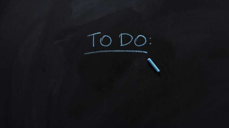 Sintomas como distração persistente, esquecimento, agitação interna e impulsividade podem ser confundidos com estresse ou cansaço, o que dificulta o diagnóstico – depositphotos.com / KostyaKlimenko