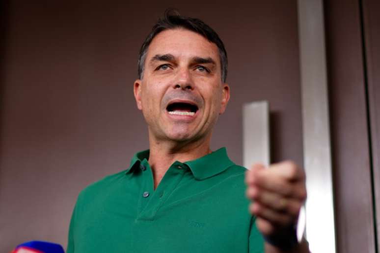 O senador Fl&aacute;vio Bolsonaro (PL-RJ) visitou o pai Jair Bolsonaro na Pol&iacute;cia Federal