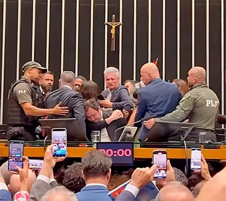 Glauber Braga foi retirado à força da Mesa Diretora da Câmara