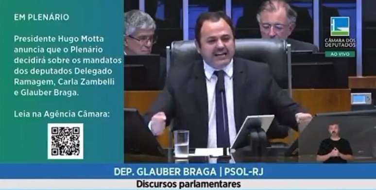 Glauber Braga senta na cadeira de Motta em sessão da Câmara