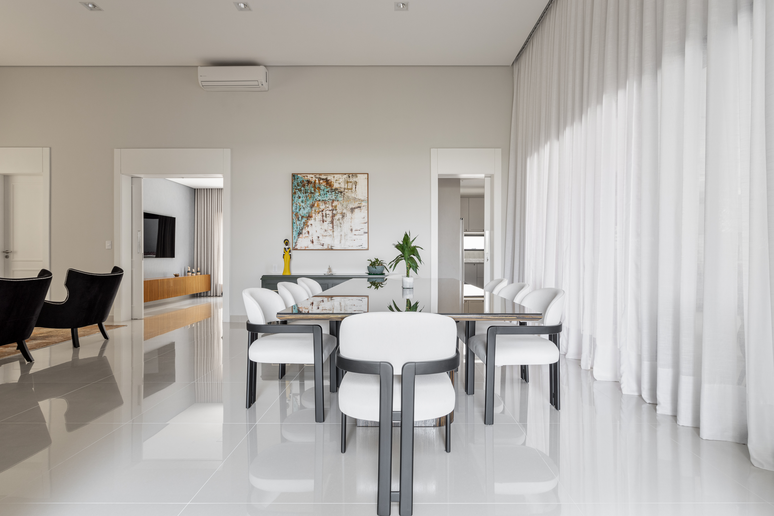 Aplicada no mobiliário, a cor atua como ponto de luz no ambiente Projeto: Camila Palladino |