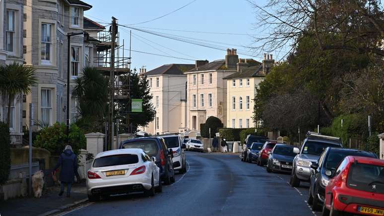 Estacionar em frente à residências pode gerar multa